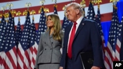 El candidato presidencial republicano, el expresidente Donald Trump, con la exprimera dama Melania Trump en una fiesta para ver la noche de las elecciones en el Centro de Convenciones de Palm Beach, el miércoles 6 de noviembre de 2024, en West Palm Beach, Florida. 