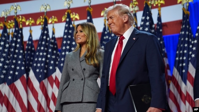 El candidato presidencial republicano, el expresidente Donald Trump, con la exprimera dama Melania Trump en una fiesta para ver la noche de las elecciones en el Centro de Convenciones de Palm Beach, el miércoles 6 de noviembre de 2024, en West Palm Beach, Florida. 