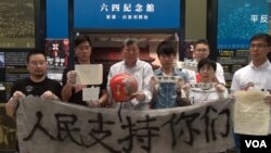 香港支联会5月12日中午在位于香港城市大学的临时六四纪念馆前，向媒体展示了六四死难者王楠的遗物。(美国之音谭嘉琪拍摄)