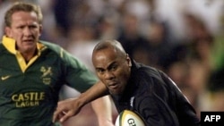 Chester Williams affronte Jonah Lomu lors d'un match entre l'Afrique du Sud et la Nouvelle-Zélande, Afrique du Sud, le 19 août 2000.