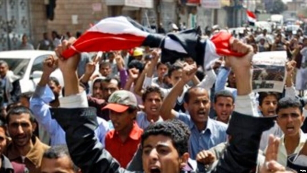 Para demonstran anti-pemerintah melakukan protes di ibukota Sanaa.