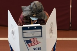 27일 미국 뉴욕주 브룩클린에 마련된 사전투표소에서 시민이 투표하고 있다.