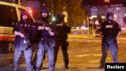 Polisi memblokade lokasi penembakan dekat sinagoga di Lapangan Schwedenplatz di kota Wina, Austria, Senin (2/11). 