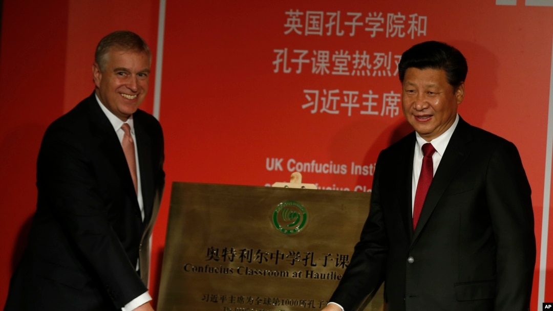 中國領導人習近平在倫敦與英國安德魯王子為一個孔子學院開幕揭牌。（2015年10月22日）