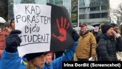 Učesnik protesta u Vankuveru drži transparent "Kad porastem biću student", 1. februar 2025. (screenshot/Irina Đorđić)