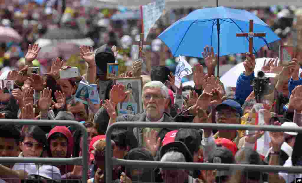 Pessoas levantam as mãos ao Papa Francisco que as abençoa depois de uma missa no Parque Bicentennial em Quito, Equador, 7 de Julho, 2015.&nbsp;