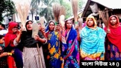 এক পরিবারের হাত থেকে রেহাই পেতে জুতা এবং ঝাড়ু হাতে সংবাদ সম্মেলন করছেন বারফা গ্রামের সাধারণ মানুষ ।