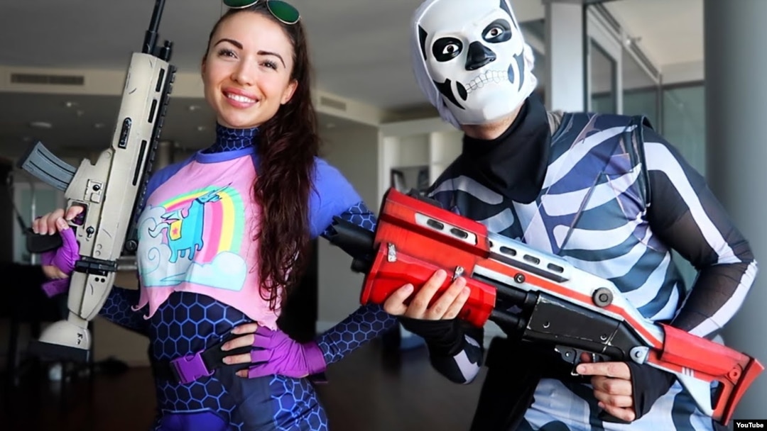 Los personajes de "Fortnite" Brite Bomber y Skull Trooper son disfraces populares de Halloween este año.
