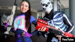 Los personajes de "Fortnite" Brite Bomber y Skull Trooper son disfraces populares de Halloween este año.