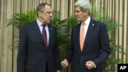 Keri i Lavrov neposredno pre razgovora u Pekingu