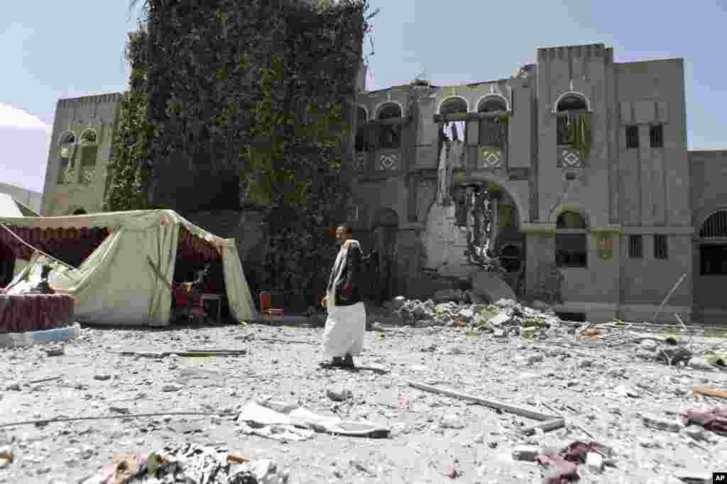 سعودی اتحاد کی فضائی کارروائی میں یمن کے سابق صدر علی عبداللہ صالح کا گھر تباہ ہو گیا۔