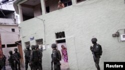 La police intervient dans la Cité de Dieu, une favela de Rio, le 7 février 2018