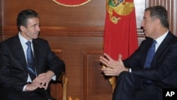 Crnogorski premijer Milo Đukanović i generalni sekretar NATO-a, Anders Fog Rasmusen u Podgorici 2009. (arhiva) 