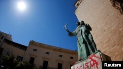 Una estatua del Fray Junípero Serra fue manchada con la frase "racista" en Palma de Mallorca, España.