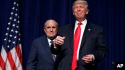 Ni Giuliani ni el gobernador de New Jersery, Chris Christie, otro de los allegados a Trump, disputaron las revelaciones que hiciera el New York Times sobre las declaraciones de impuestos de Trump.