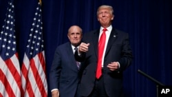 Donald Trump bersama Rudy Giuliani dalam sebuah kampanye pemilihan presiden di Greenville, North Carolina, September 2016. (AP/Evan Vucci)