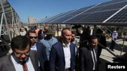 Nickolay Mladenov, koordinator khusus PBB untuk perdamaian Timur Tengah, mengunjungi proyek energi matahari di rumah sakit Nasser di Jalur Gaza selatan, 13 Mei 2019. (Foto: Reuters)
