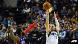 Luka Doncic de Dallas essaie de marquer lors d'un match contre Detroit, USA, le 12 décembre 2019.(Photo by PEDRO PARDO / AFP)