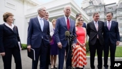 El presidente Joe Biden, con un grupo bipartidista de senadores, habla el 24 de junio de 2021 frente a la Casa Blanca en Washington.
