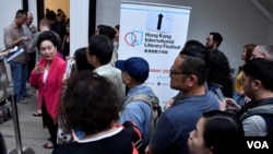 馬建出席香港國際文學節的講座吸引大批市民排隊輪候入場，包括民主黨前主席劉慧卿(前排桃紅色外套)。（美國之音湯惠芸拍攝）