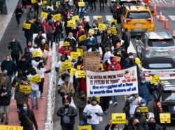 미국 뉴욕시가 신종 코로나바이러스 감염 재확산을 막기 위해 식당과 술집 등의 매장 내 영업을 금지한 가운데, 15일 식당 주인과 종업원, 노동조합원들이 영업 재개를 요구하는 시위를 했다.