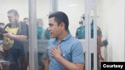 Convicted blogger Otabek Sattoriy greets his supporters in court, in Surkhandarya, Uzbekistan. (Effect.uz)