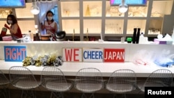 Deretan kursi kosong di bar 'Cheers One' Tokyo, Jepang, yang sepi pengunjung, di tengah pandemi COVID-19, 29 Juli 2021. (REUTERS/Kim Kyung-Hoon)
