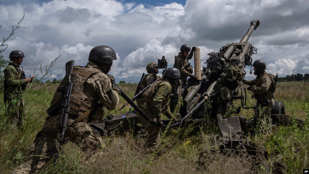 Arhiv - Ukrajinski vojnici pripremaju paljbu na ruske pozicije iz haubice M777, koju su obezbijedile SAD - u regionu Harkova, Ukrajina, 14. jula 2023.