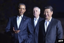 US President Barack Obama and China's President Xi Jinping (R) walk from the White House to a working dinner at Blair House, on Sept. 24, 2015 in Washington, DC.