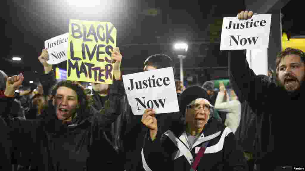 Comme ici à Bloomington, plusieurs personnes&nbsp;ont manifesté, à travers les Etats-Unis,&nbsp;contre les meurtres des noirs par des policiers blancs, Minnesota, 23 décembre 2015