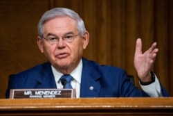 El senador estadounidense Robert Menéndez (D-NJ) interroga al secretario de Estado Mike Pompeo durante una audiencia de la Comisión de Relaciones Exteriores del Senado en Washington, D.C., el jueves, 30 de julio de 2020.