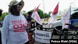 Seorang warga Banyuwangi menolak tambang setelah melakukan kayuh sepeda dari Banyuwangi ke Surabaya (Foto: VOA/ Petrus Riski).