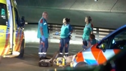 Potongan gambar dari video yang menunjukkan petugas tanggap darurat tiba di lokasi insiden penikaman di Rotterdam, Belanda, pada 19 September 2024. (Foto: Media TV via AP)