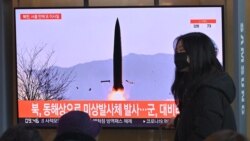 17일 한국 서울역에서 북한 미사일 발사 관련 뉴스가 나오고 있다.