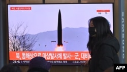17일 한국의 서울역에서 북한 미사일 발사 관련 뉴스가 방송되고 있다.