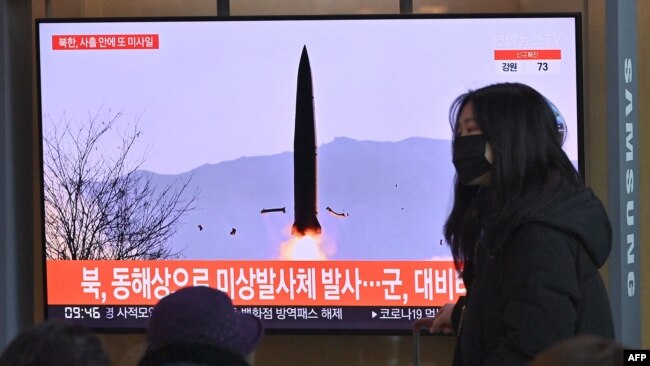 17일 한국 서울역에서 북한 미사일 발사 관련 뉴스가 방송되고 있다.