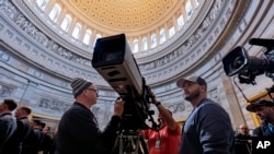 Los organizadores preparan la rotonda del Capitolio de EEUU en Washington para la inauguración presidencial de Donald Trump, el 18 de enero de 2025.