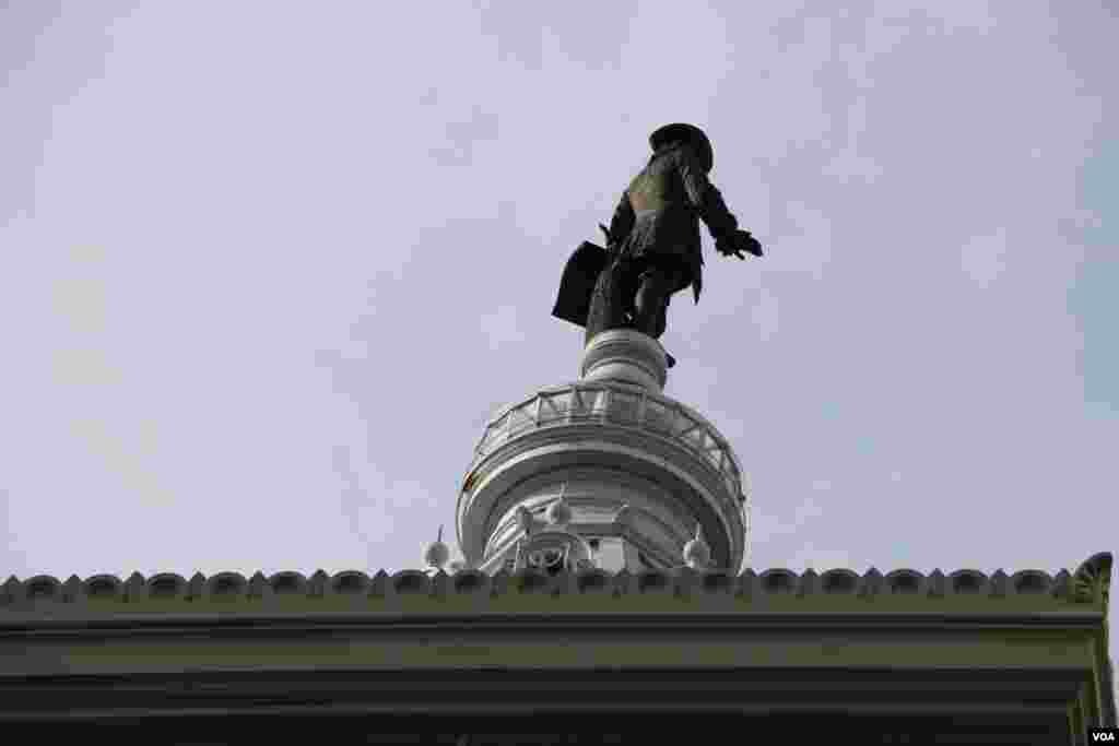مجسمه ویلیام پن بنیان گذار شهر فیلادلفیا که در بالای ساختمان شهرداری نصب شده است.