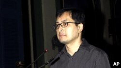 Luật sư bất đồng chính kiến Lê Công Ðịnh bị bắt từ tháng 6 năm 2009 và bị tuyên án hồi tháng 1 năm 2010.
