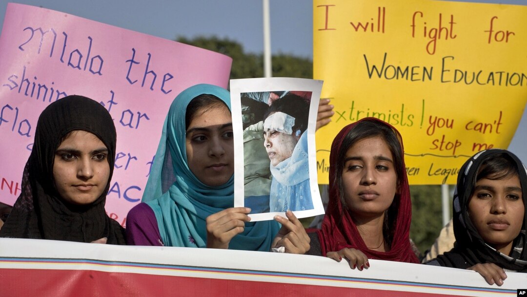 Para perempuan Pakistan membawa poster Malala Yousufzai dalam unjuk rasa mengecam serangan Taliban di Islamabad (13/10).