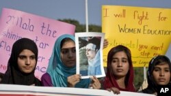 Žene iz pakistanske verske grupe "Minhadž-ul-Kuran" drže sliku Malale Josufzai tokom demonstracija u Islamabadu