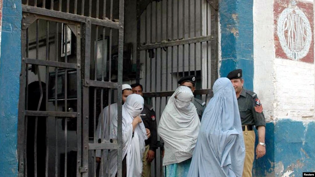 د جنوبي اېشیا لپاره د بخښني نړیوالې ادارې یوې چارواکي ریمېل محي الدین ویلي پاکستان د کرونا وایرس د دوهمي څپې سره مخ دی او چارواکي په زندانونو کې د بندیانو شمېر په راکمولو کې پاته راغلي دي چې له امله یې هلته وضع ډېره خرابه شوې ده