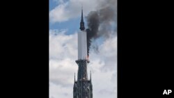 En esta fotografía proporcionada por Vivien Leservoisier, se ve la aguja de la catedral de Roeun en llamas, en Rouen, Francia, el 11 de julio de 2024.