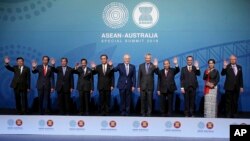 Para pemimpin negara-negara ASEAN, dari kiri ke kanan; Perdana Menteri Laos Thongloun Sisoulith, Presiden Indonesia Joko Widodo, Perdana Menteri Kamboja Hun Sen, Sultan Brunei Hassanal Bolkiah, Perdana Menteri Thailand Prayuth Chanocha, Perdana Menteri Australia Malcolm Turnbull, Perdana Menteri Singapura Lee Hsien Loong, Perdana Menteri Vietnam Nguyen Xuan Phuc, Menteri Luar Negeri Filipina Alan Peter Cayetano, Pemimpin Myanmar Aung San Suu Kyi, dan Perdana Menteri Malaysia Najib Razak, berfoto pada pertemuan puncak khusus ASEAN, di Sydney, 17 Maret 2018. 