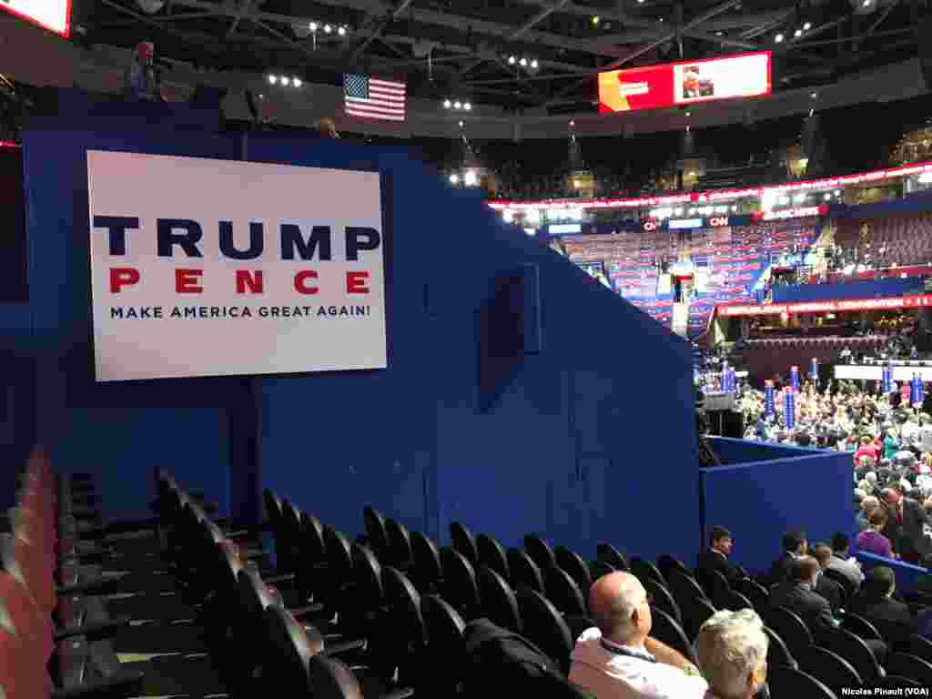 "Make America great again", le slogan du candidat républicain Donald Trump dans la Quicken Loans Arena, à Cleveland, Ohio, le 18 juillet 2016. (VOA/Nicolas Pinault).