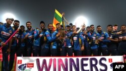سری لنکن کھلاڑی ٹرافی جیتنے کے بعد