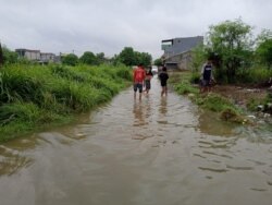 Banjir di perumahan Villa Gading Harapan, Bekasi, Jawa Barat, dengan ketinggian 20-50 cm pada Rabu, 1 Januari 2020. (Foto: Sasmito Madrim/VOA)