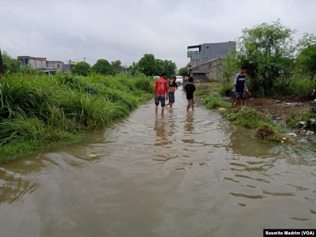 Banjir di perumahan Villa Gading Harapan, Bekasi, Jawa Barat, dengan ketinggian 20-50 cm pada Rabu, 1 Januari 2020. (Foto: Sasmito Madrim/VOA)