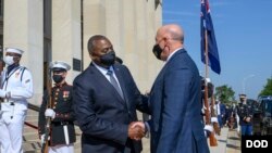 澳大利亚国防部长彼得·达顿(Peter Dutton，右)2021年9月15日抵达五角大楼时与美国防长奥斯汀握手（美国国防部）