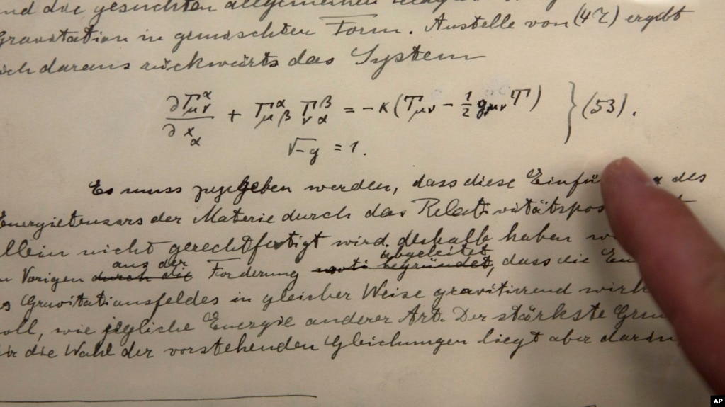 Dokumen-dokumen sejarah asli terkait dengan prediksi Albert Einstein tentang keberadaan gelombang gravitasi di Universitas Ibrani di Yerusalem, 11 Februari 2016. (Foto: dok).